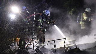 Löscharbeiten beim Brand einer Gartenhütte in Heidelberg
