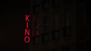 Der Schriftzug "KINO" steht an einer Hausfassade in der Abenddämmerung (Symbolbild).