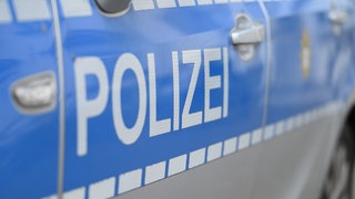 Ein Polizeiwagen mit der Aufschrift "Polizei" (Symbolbild).
