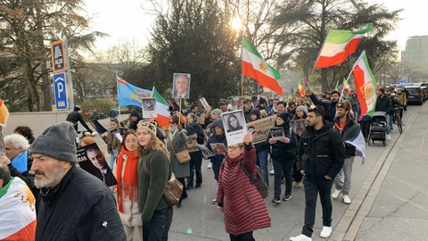 Menschen demonstrieren in Heidelberg gegen das iranische Regime