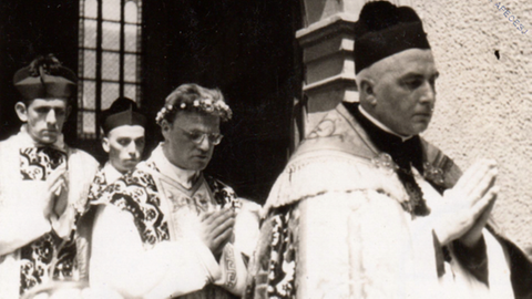 Alfred (Delp) Mitte bei seiner Primiz in Lampertheim. Neben ihm stehen rechts und links Pfarrer.