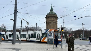 Bahn der rnv am Wasserturm in Mannheim