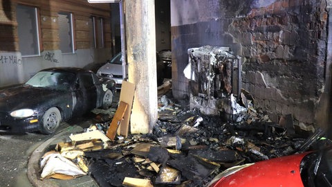 Ein Auto steht angeschmolzen an der Ecke der Straße, verbrannte Sperrmüllreste liegen auf der Straße, die Hauswand ist verkohlt. Während des Einsatzes waren mehrere Straßen im Umkreis zum Brand gesperrt.