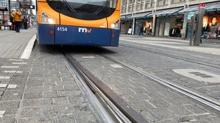Symbolbild - Eine Straßenbahn der rnv am Mannheimer Paradeplatz