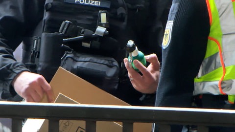 Ein Bundespolizei-Beamter hält eine Spiel-Handgranate in der Hand