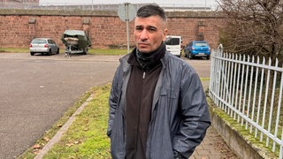 Ahmet Can steht vor den Mauern der JVA Mannheim