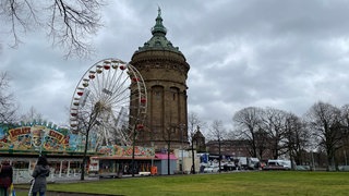 Fasnachtsmarkt in Mannheim: Am Wasserturm steht ein Riesenrad