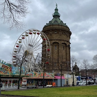 Fasnachtsmarkt in Mannheim: Am Wasserturm steht ein Riesenrad