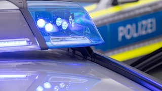 Ein Blaulicht auf dem Dach eines Polizeifahrzeugs (Symboldbild).