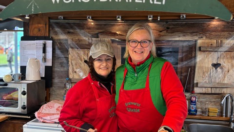 Schaustellerin Antje Schneider und Kollegin auf dem Mannheimer Fasnachtsmarkt