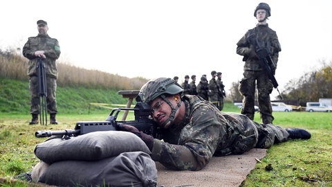 (Symbolbild) Rekruten bei der Gefechtsausbildung im Rahmen eines Medientages zur Basisausbildung bei der Bundeswehr
