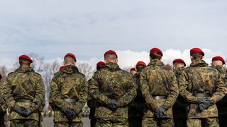 (Symbolbild) Soldaten stehen auf einem Platz in einer Kaserne. 