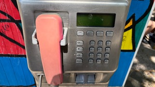 Telefonhörer einer stillgelegten Telefonzelle in der Mannheimer Innenstadt.