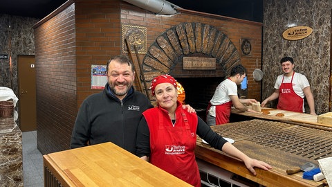 Ramadan im Piderestaurant, Mehmet und Nursemin Uzun stehen im Restaurant vor dem Ofen
