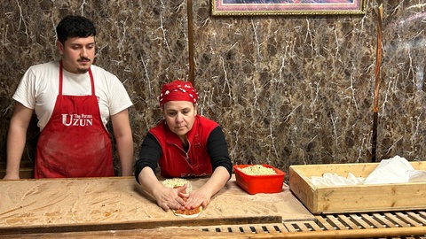Nursemin Uzun betreibt ein türkisches Restaurant, sie macht die Pide selbst. 