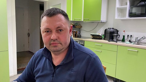Yurii Borzov in der Küche seiner Wohnung in Hirschberg-Leutershausen