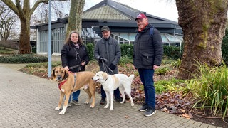 Zwei Hunde im Mannheimer Luisenpark mit ihren Besitzerin und Besitzerinnen