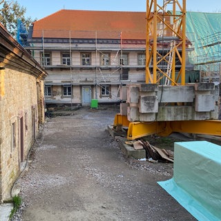 Die Kramer-Mühle in St. Leon-Rot mit Kran auf dem Hof