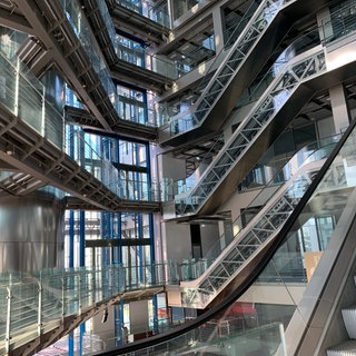 Print Media Academy von Innen mit Blick auf die Rolltreppen.
