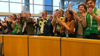 Jubel bei den Grünen in Mannheim: Laut ARD-Prognose liegen die Grünen bei der Landtagswahl vor der CDU. 