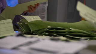 Wahlzettel bei der Auszählung