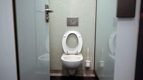 Die Tür zu einer Toilettenkabine ist geöffnet (Symbolbild).