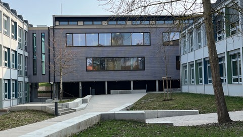 Rückansicht des Burghardt-Gymnasiums in Buchen nach der Sanierung.