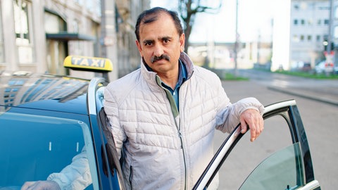 Taxifahrer Muhammad A. neben seinem Taxi in Mannheim (Archivbild)