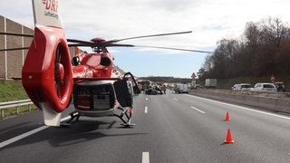 Rettungshubschrauber im Einsatz bei Unfall auf der A 6 bei Dielheim. 