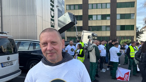 Eichbaum-Mitarbeiter Hans Klinkenberg vor der Brauerei