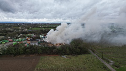 Brand mit Rauchentwicklung auf dem Gelände eines Recyclinghofs bei Edingen-Neckarhausen