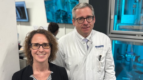 Die Leiterin der Biobank Nadine Volk und Projektleiter Carsten Müller-Tidow