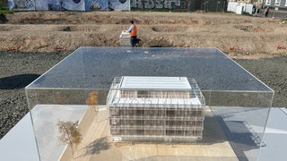 Modell des Formus Deutsche Sprache an der Baustelle am Alten Messplatz