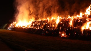 Mehrere Hundert Strohballen brennen auf einem Feld bei Schriesheim