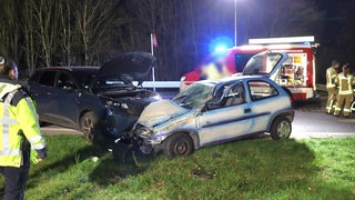 Zwei Fahrzeuge mit Blechschaden. Bei dem Unfall in Weinheim (Rhein-Neckar-Kreis) wurden drei Personen verletzt und mussten ins Krankenhaus gebracht werden.