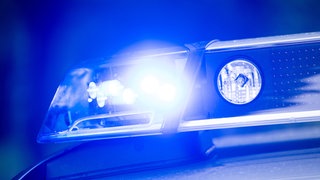 Ein Blaulicht leuchtet an einer Polizeistreife