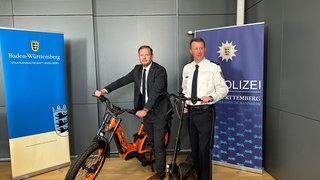 Vertreter der Staatsanwaltschaft Heidelberg und Polizei Mannheim präsentieren getunte E-Fahrzeuge, die konfesziert wurden