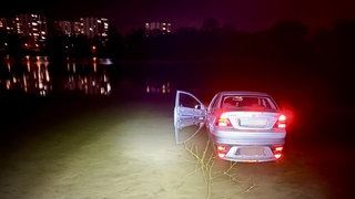 Ein silbernes Auto ist in Mannheim abends in den unteren Vogelstangsee gerollt.