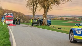 Unfallort: Autofahrerin prallt gegen Baum 