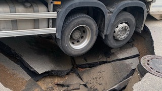 Ein Loch hat sich in einer Straße in Wiesenbach aufgetan