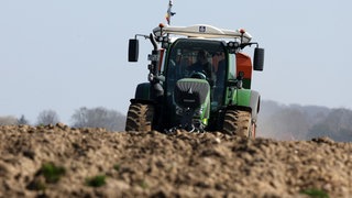 Traktor auf einem Feld.