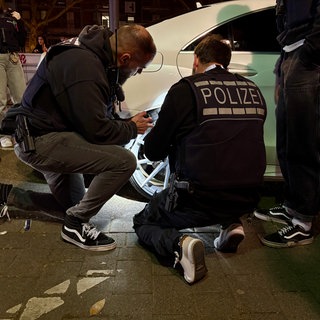 Beamte des Polizeipräsidiums Mannheim kontrollieren am "Car-Freitag" Fahrzeuge aus der Tuningszene.