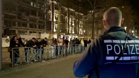 Zahlreiche Schaulustige bei der Schwerpunktkontrolle Poser durch die Polizei Mannheim.