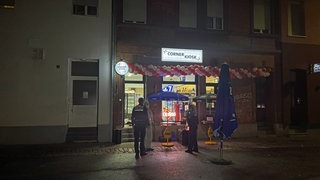 Kriminaltechniker der Polizei sichern Spuren in einem Kiosk in Mannheim