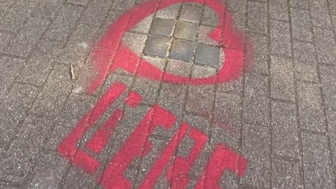 Ein Stolperstein wurde mit einem rotem Herz umrandet, darunter steht der Schriftzug "Liebe"