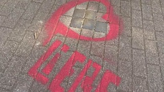 Ein Stolperstein wurde mit einem rotem Herz umrandet, darunter steht der Schriftzug "Liebe"