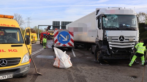 Auf der A6 bei Viernheim hat ein Sattelzug einen Baustellenmitarbeiter tödlich verletzt 