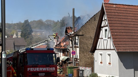 Nachlöscharbeiten nach einem Dachstuhlbrand in Waldwimmersbach (Rhein-Neckar-Kreis).