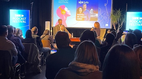 Ingo Zamperoni und seine Frau Jiffer Bourguignon bei SWR Podcastfestival in Mannheim