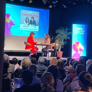  Christine Westermann und Mona Ameziane beim SWR Podcastfestival in Mannheim